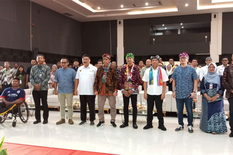 Menkop UKM, Teten Masduki didampingi Pj Wali Kota Malang, Wahyu Hidayat saat mengunjungi MCC usai pertemuan di Balai Kota Malang. (FOTO: Rizky Kurniawan Pratama)