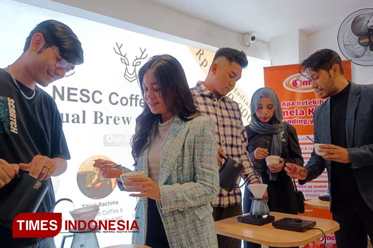 Sejumlah barista profesional mengikuti Manual Brew Competition di Never Ending Story Coffee (Nesc) Surabaya, Jumat (26/4/2024). (Foto: Lely Yuana/TIMES Indonesia)