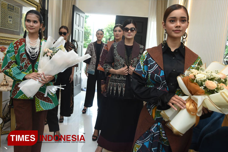 Elegant Batik by Nurul Sihabudin menampilkan koleksi terbaru bertema Ramaniya, Jumat (26/4/2024). (FOTO: Lely Yuana/TIMES Indonesia)