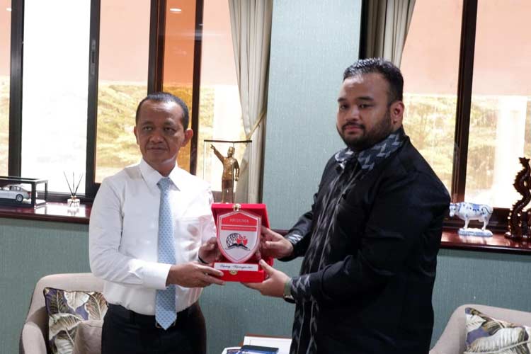 Hamzah Lubis memberikan souvenir PPI Dunia kepada Bahlil Lahadalia, Menteri Investasi/BKPM. (Foto: PPI Dunia)