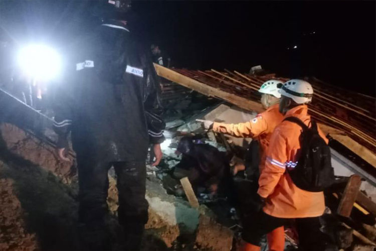 Petugas melakukan pencarian korban bencana tanah longsor di Kampung Sirnagalih Desa Talagajaya, Kecamatan Banjarwangi, Kabupaten Garut, Kamis (25/4/2024) malam. (ANTARA/HO-BPBD Garut)