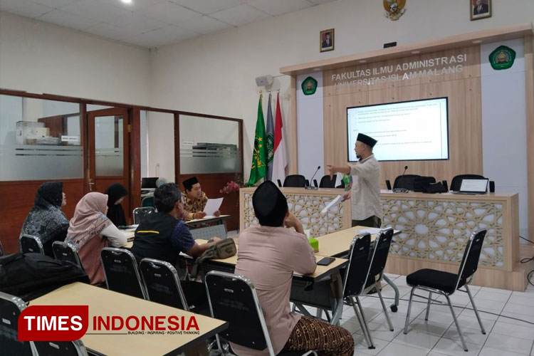 Tutor Sonny Elfiyanto, Ph.D, saat menjelaskan materi kepada peserta Tea Time English-Unisma Speak English. (FOTO: AJP TIMES Indonesia)