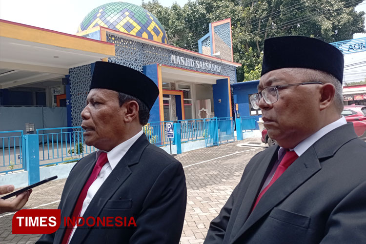 Dirut Perumda Tirta Kanjuruhan, H Samsul Hadi (foto kanan), saat memberi keterangan kepada awak media, belum lama ini. (Foto Amin/TIMES Indonesia). 