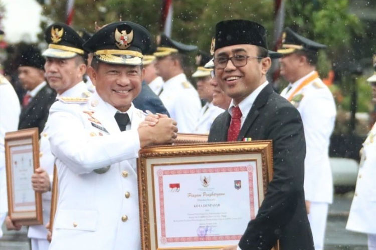 Walikota Denpasar, I Gusti Ngurah Jaya Negara saat menerima Penganugrahan Tanda Kehormatan Satyalancana Karya Bhakti Praja Nugraha. (FOTO: Dok pribadi)