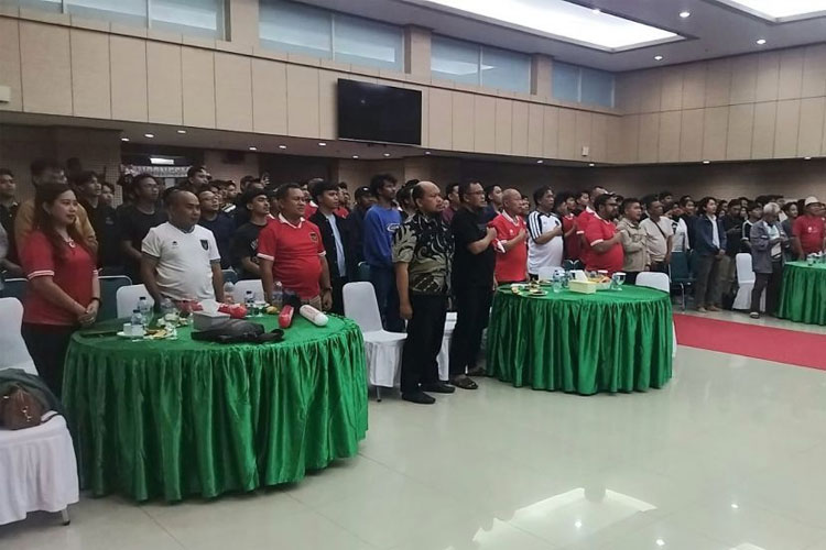Sivitas UNJ menyelenggarakan doa bersama dan nobar untuk memberikan dukungan kepada Skuad Garuda Muda Indonesia U-23 yang bertanding di babak perempat final Piala Asia U-23 tahun 2024 melawan Korea Selatan pada pada Jumat (26/4/24). (FOTO: dok. UNJ)