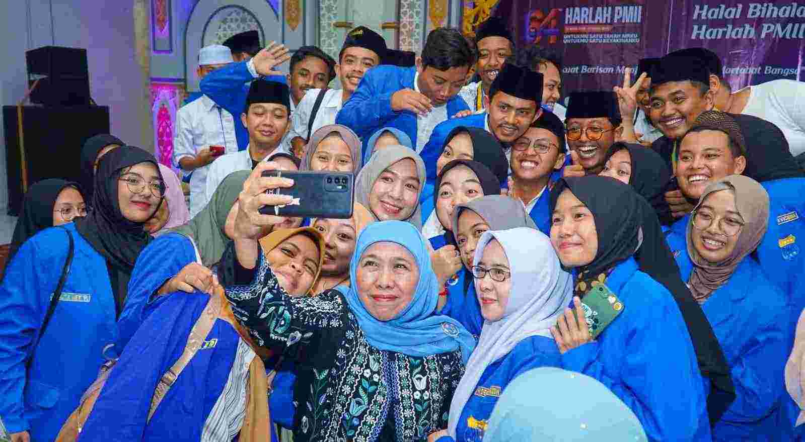 Khofifah bersama para mahasiswa kader PMII di Kediri. (Foto: Muslimat for TI)