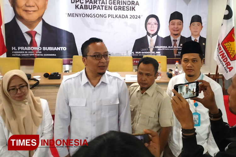 Ketua DPC Partai Gerindra Kabupaten Gresik, dr Asluchul Alif Maslichan didampingi pengurus saat memberikan keterangan pers (FOTO: Akmal/TIMES Indonesia).