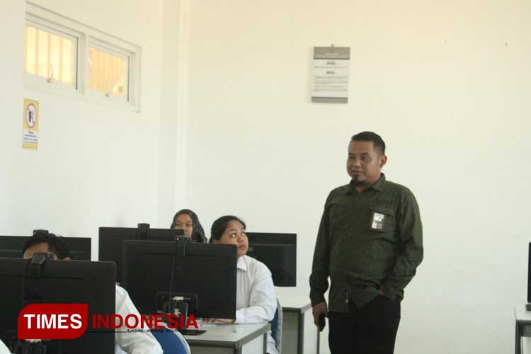 Koordinator Divisi SDMO Diklat, Bawaslu Pacitan Nurul Fata K saat melakukan pengawasan tes online (Foto: Rojihan/TIMES Indonesia)