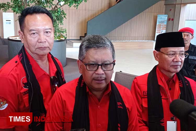 Sekretaris Jenderal DPP PDIP Hasto Kristiyanto (tengah), Ketua DPC PDIP Majalengka Karna Sobahi (kanan), dan TB Hasanuddin (kiri). (FOTO: Hendri Firmansyah/TIMES Indonesia)