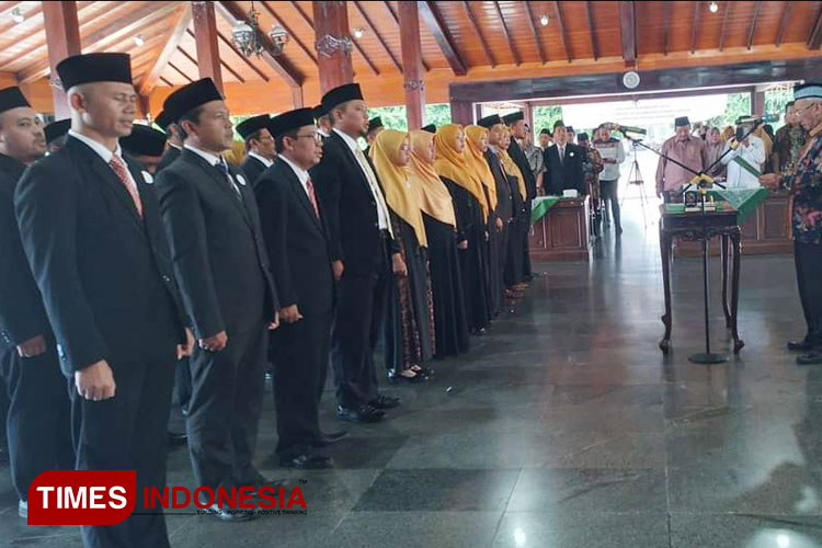Ketua ICMI Wilayah Jawa Tengah Suradi Wijaya melantik pengurus ICMI Banjanegara. (FOTO: ICMI for TIMES Indonesia)