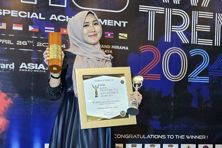 Dr. Lia Istifhama saat menerima Indonesia Award Magazine dengan kategori 