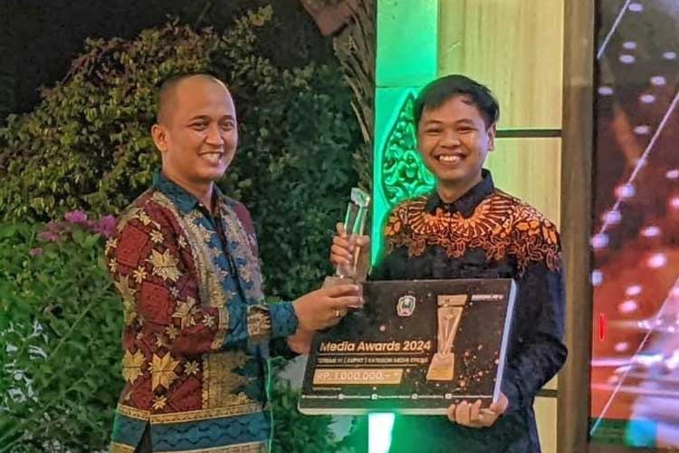 Jurnalis TIMES Indonesia, Aditya Candra Prakusya meraih penghargaan Media Awards 2024 dari Pemkab Magetan. (FOTO: Diskominfo Magetan) 