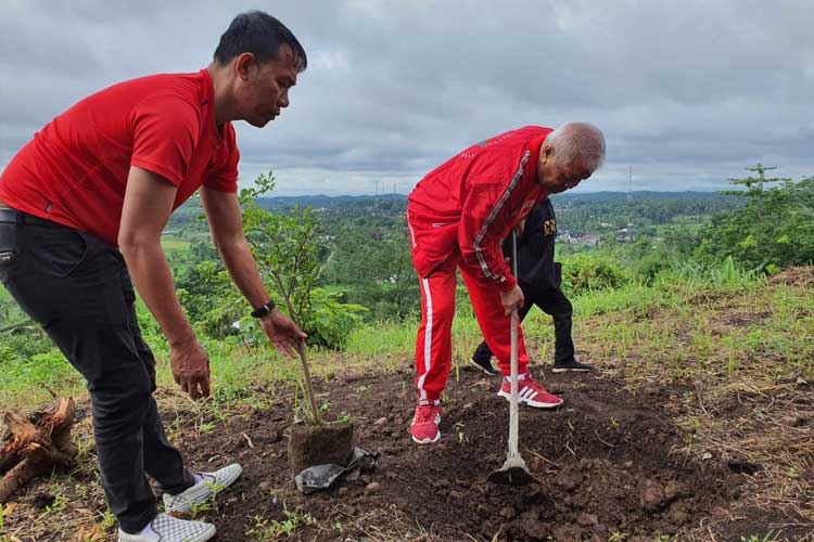 Anggota DPR RI dari Fraksi PDI Perjuangan Rachmat Hidayat saat kegiatan menanam pohon, belum lama ini. (Foto: PDIP NTB)