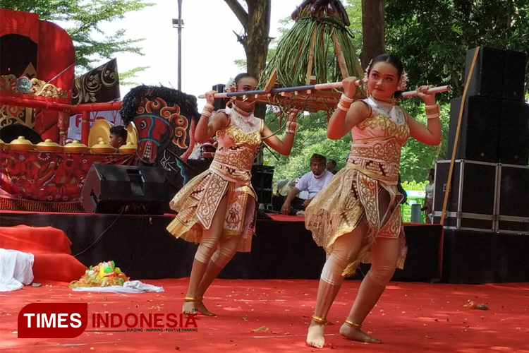 Penampilan salah satu peserta Festival Seni SMP Kabupaten Kediri. (Foto: Yobby/TIMES Indonesia) 