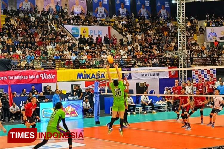 Jakarta STIN BIN (hijau) menang telak 3-0 atas Jakarta Pertamina Pertamax dalam lanjutan PLN Mobile Proliga 2024 di GOR Amongrogo Yogyakarta. (Foto:Marhaban/TIMES Indonesia)
