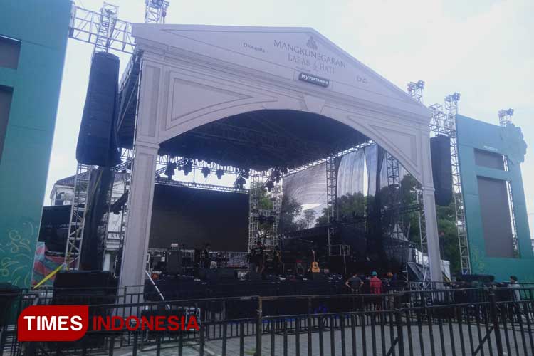 Panggung yang megah di Konser Laras Hati Mangkunegaran 2024. (FOTO: Anugrah Dany/TIMES Indonesia)