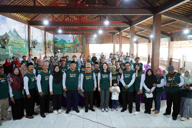 Purna aktifis dan DKC saat berfoto bersama dengan Eriani Annisa Hanindhito (Foto: Diskominfo Kabupaten Kediri)