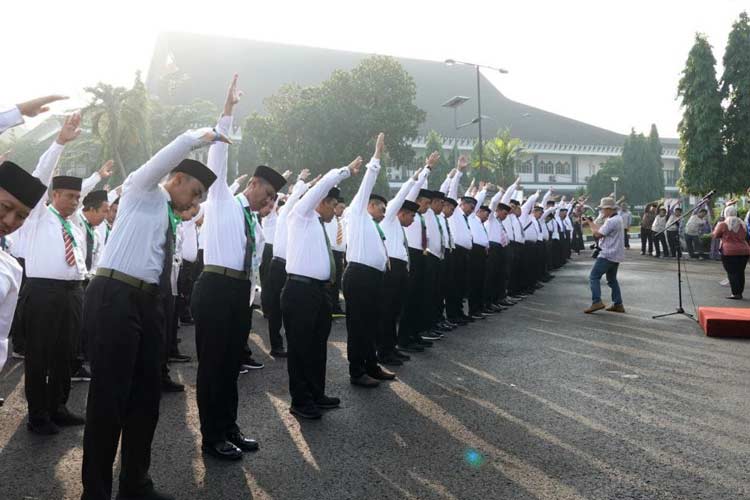 Calon PPIH Arab Saudi mengikuti Senam Haji Indonesia di Asrama Haji Pondok Gede, Minggu (24/3/2024). (foto: Kemenag RI)