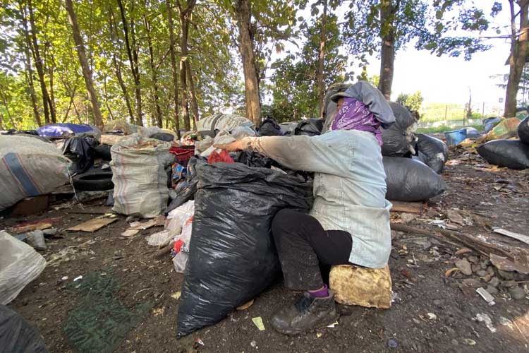 Seorang pemulung sedang memungut sampah di TPS Seboro. (Foto: Dokumen TIMES Indonesia)