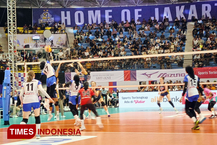 Tim putri Jakarta Pertamina Enduro (putih) tundukkan Gresik Petrokimia Pupuk Indonesia di PLN Mobile Proliga 1024. (Foto: Marhaban/TIMES Indonesia)