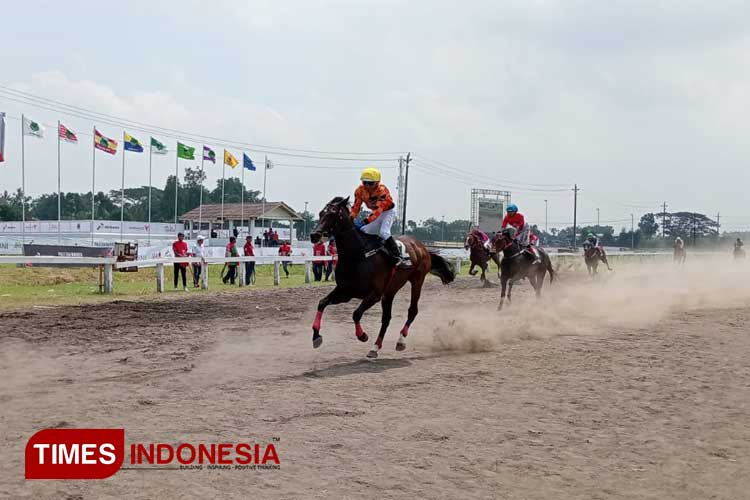 Sebut pacuan kuda di venue pacuan kuda Stadion Sultan Agung (foto: Edis/TIMES Indonesia)
