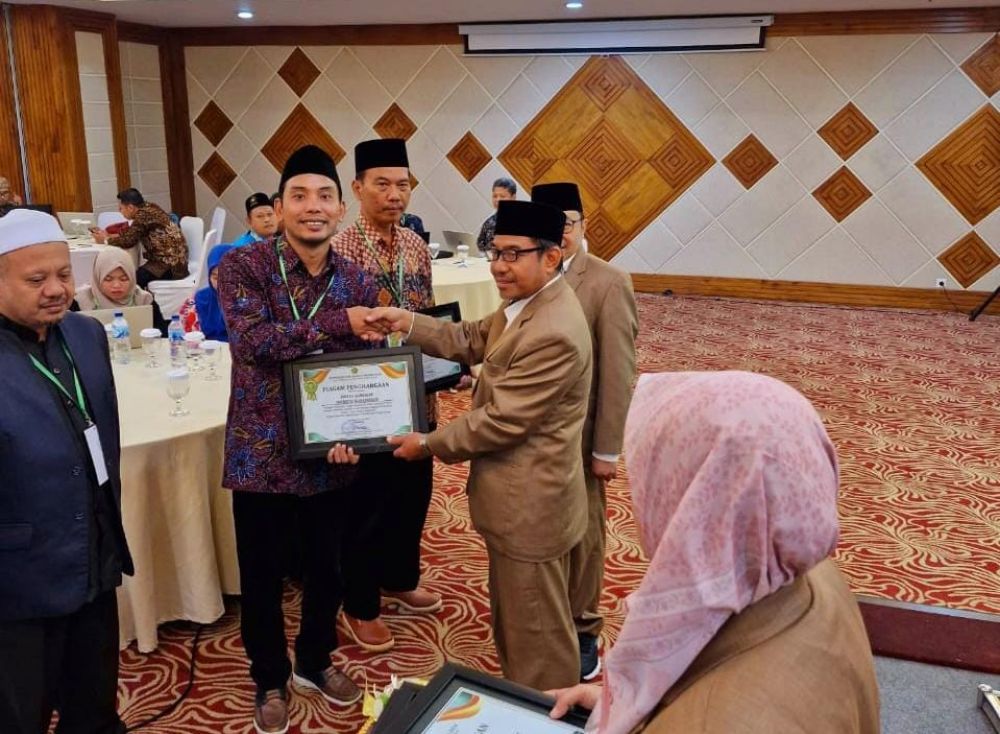 Dekan Fakultas Agama Islam Unisla, Dr. Hepi Ikmal, M.Pd, menerima piagam penghargaan dalam acara Kopertais IV Award 2024 di Hotel Santika Surabaya, Sabtu, (27/4/2024). Foto: AJP Unisla for TIMESINDONESIA)