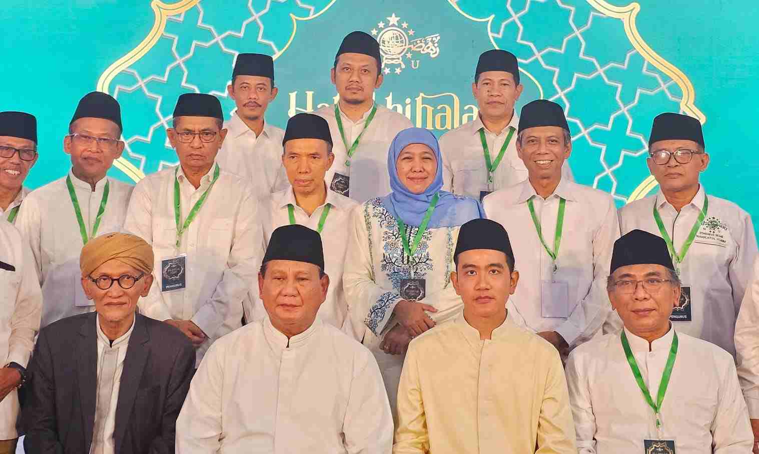Pengurus PBNU bersama presiden dan wapres terpilih berfoto bersama usai halal bihalal di Plaza PBNU. (Foto: Dok LTN)
