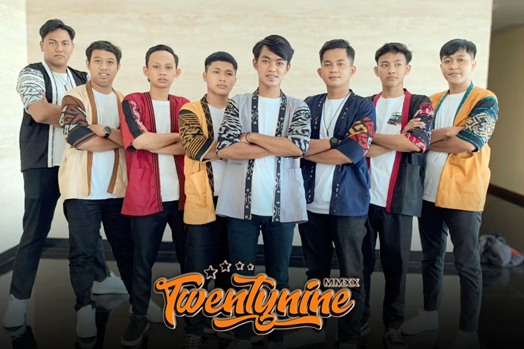 8 Personil Twentynine grup band asal Kabupaten Jombang dengan genre Pop Dangdut berbahasa Jawa. (FOTO: Achmad for TIMES Indonesia)