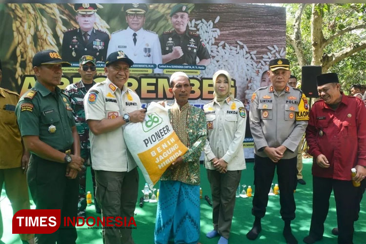Pj Bupati Bondowoso memberikan bantuan pada petani dalam acara A Rembeg Bereng (FOTO: Prokopim for TIMES Indonesia) 