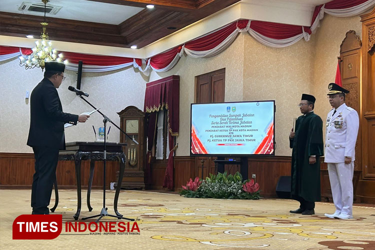 Pj Gubernur Adhy saat melantik Kepala Bakesbangpol Jatim Eddy Supriyanto sebagai Pj Wali Kota Madiun, Senin (29/4/2024). (FOTO: Lely Yuana/TIMES Indonesia)