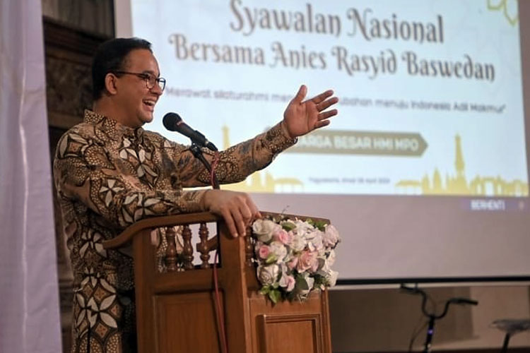 Anies Baswedan saat menghadiri halalbihalal bersama relawannya di Hotel Wyndham, Surabaya, Senin (29/4/2024). (FOTO: Dok. Anies Baswedan).