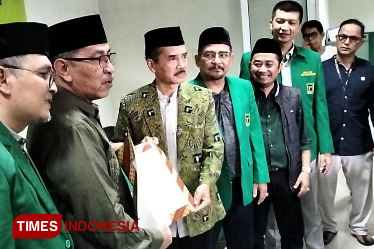 H. Ivan Dikcsan Hasanudin (kedua dari kiri) saat menyerahkan formulir pendaftaran ke Desk Pemilu 2024 di Kantor DPC PPP Kota Tasikmalaya Jalan Cilembang. Senin, (29/4/2024). (FOTO: Harniwan Obech/TIMES Indonesia)