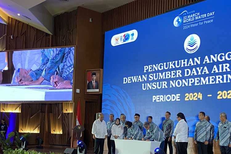 Menteri PUPR RI Basuki Hadimuljono saat mengukuhkan anggota Dewan Sumber Daya Air Nasional dari unsur nonpemerintah di Jakarta, Senin, (29/4/2024). (FOTO: ANTARA/Shofi Ayudiana)