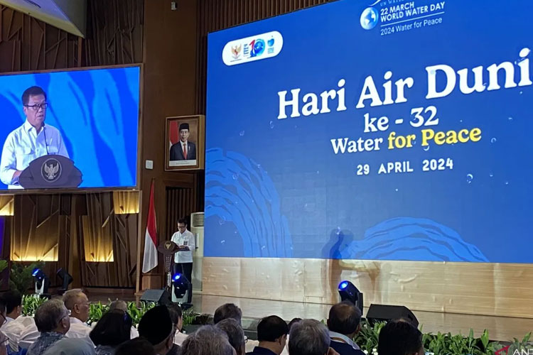 Caption: Direktur Jenderal Sumber Daya Air Kementerian PUPR RI, Bob Arthur Lombogia, menyampaikan paparannya dalam puncak peringatan Hari Air Dunia ke-32 di Jakarta, Senin (29/4/2024). (FOTO: ANTARA/Shofi Ayudiana)