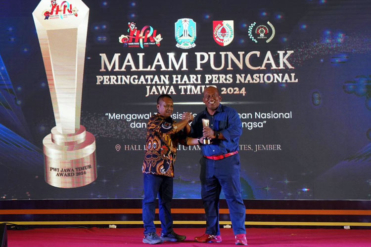 Pemimpin Bank Jatim Cabang Utama Surabaya, Johanes Koento Eko Pramono menerima penghargaan sebagai Pembina Cabor Terbaik (bola volly) dari Ketua PWI Jatim Lutfil Hakim, Minggu (28/4/2024).(Foto: Dok.Humas Bank Jatim)