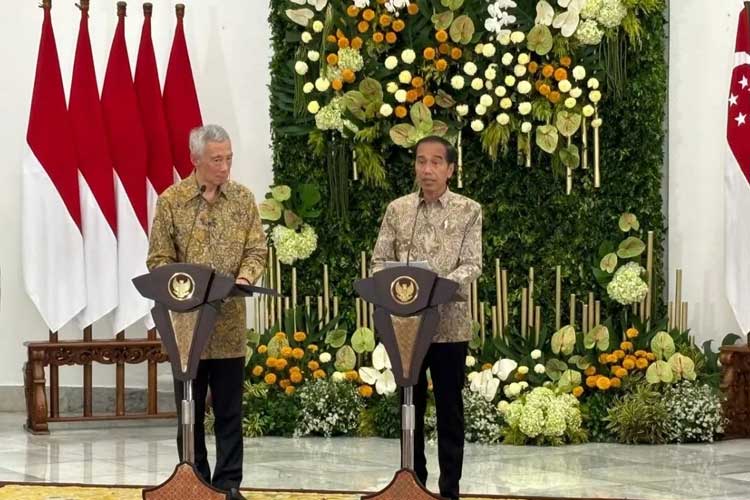 Presiden RI Joko Widodo (kanan) dan Perdana Menteri Singapura Lee Hsien Loong (kiri) menyampaikan pernyataan pers usai pertemuan di Istana Bogor, Jawa Barat, pada Senin (29/4/2024). (ANTARA/Yashinta Difa)