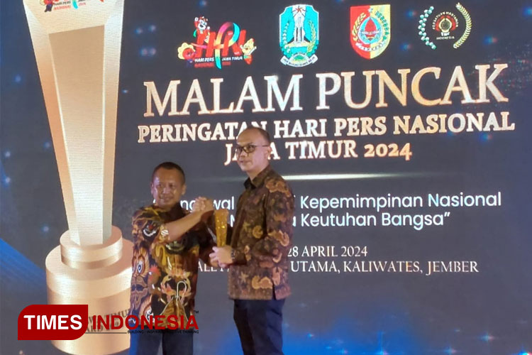 Kepala Dinas PU Bina Marga Kabupaten Malang, Khairil Isnaidi Kusuma (berkaca mata), saat menerima penghargaan Prapanca kategori Tokoh Birokrasi Inspiratif, saat malam puncak peringatan Hari Pers Nasional di Jember, kemarin. (FOTO: Amin/TIMES Indonesi