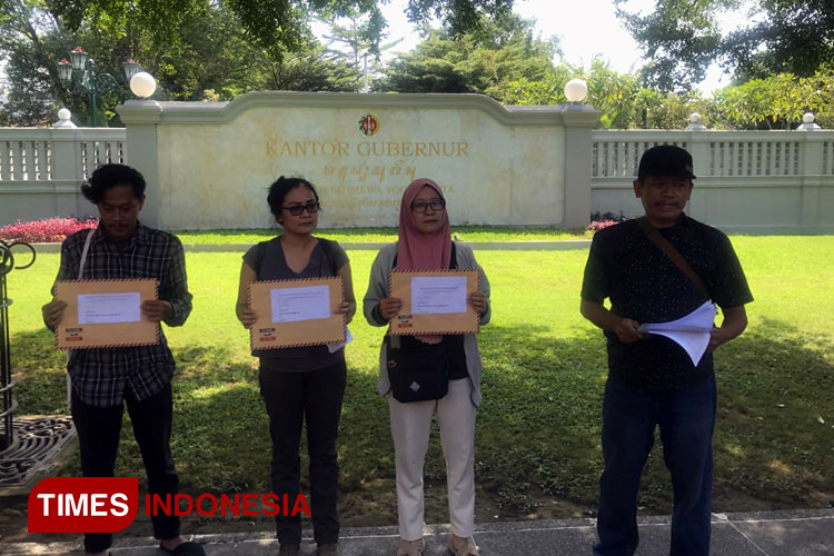 Koalisi Pegiat HAM dan Anti Korupsi Yogyakarta saat melaporkan Pj Kota Yogyakarta, Singgih Raharjo di di Kompleks Kepatihan, Senin (29/4/2024). (Foto: Rahadian/ TIMES Indonesia)