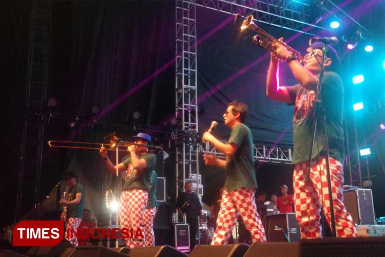 Konser Laras Hati Mangkunegaran 2024 ditutup dengan penampilan dari grup band Tipe-X. (FOTO: Anugrah Dany/TIMES Indonesia)