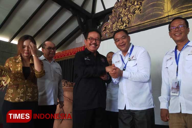 Ketua PHRI terpilih BPC Kabupaten Tabanan saat dikukuhkan oleh Ketua PHRI Bali. (Foto: Susi/TIMES Indonesia)