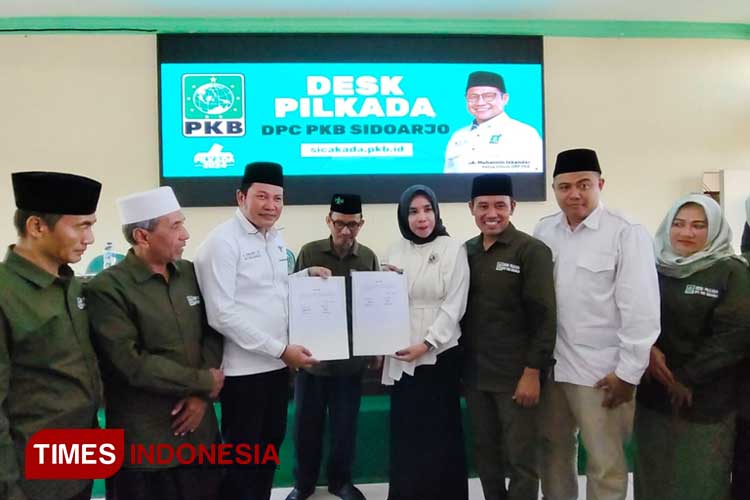 Wakil Bupati Sidoarjo yang juga Ketua DPC PKB Sidoarjo H. Subandi dan Hj. Mimik Idayana saat mendaftar sebagai calon kepala daerah ke DPC PKB Sidoarjo untuk Pilkada 2024 (Foto: Rudi Mulya/TimesIndonesia)