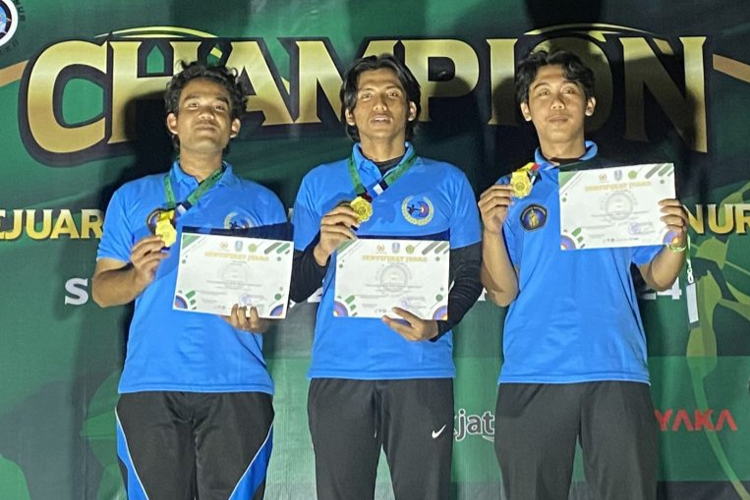 Delegasi PSDKU UB Kediri yang memperoleh medali emas dan perak dalam lomba panahan Piala Gubernur Jawa Timur. (Foto: Humas UB)