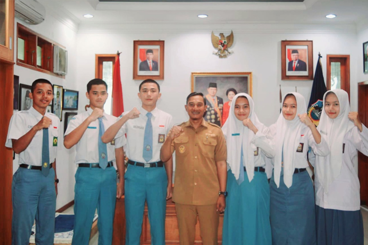 Enam Calon Paskibraka kabupaten berpose usai minta restu Bupati Pacitan, Indrata Nur Bayuaji sebelum berangkat seleksi. (FOTO: Bakesbangpol for TIMES Indonesia)