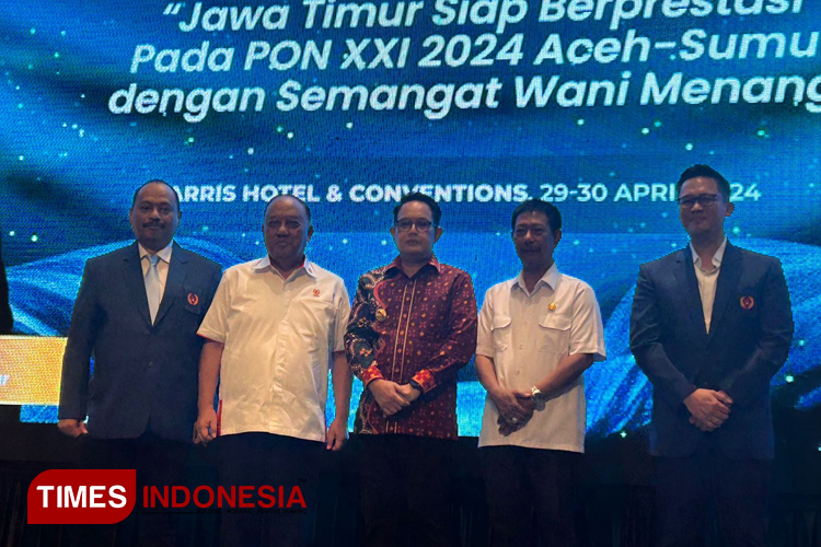 Pj Gubernur Adhy bersama jajaran Ketua Umum KONI Pusat dan Pengurus KONI Jatim saat membuka Rakerprov di Surabaya, Senin (29/4/2024). (Foto : Lely Yuana/TIMES Indonesia)