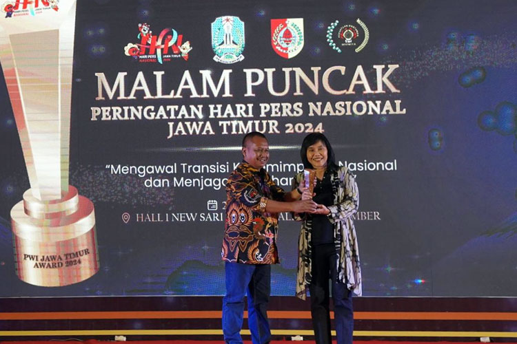Revi-Adiana-Silawati-mewakili-Megawati-menerima-penghargaan-atlet-berprestasi.jpg