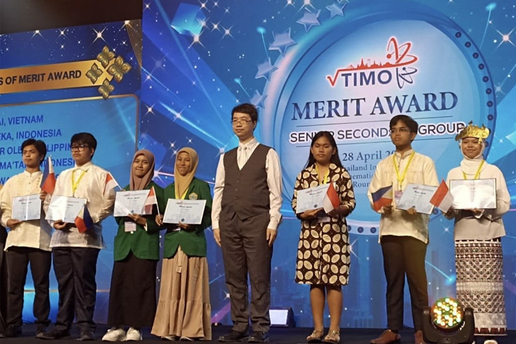 Santri MA Zainul Hasan 1 Genggong (tiga dan empat dari kiri) saat meraih Merit Award. (Foto: MA Zaha 1 for TIMES Indonesia)