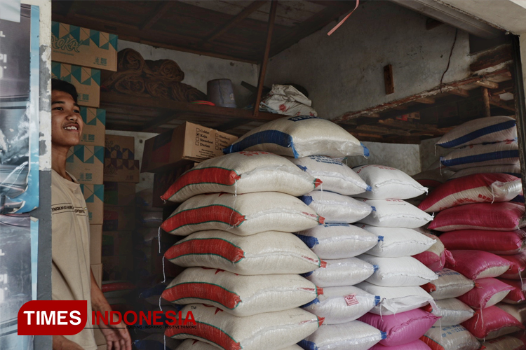 Salah satu toko sembako di Kabupaten Pacitan. (FOTO: Yusuf Arifai/TIMES Indonesia) 