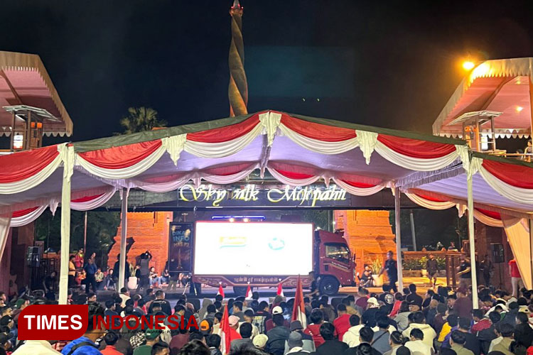 Suasana nobar di alun-alun wiraraja, Kota Mojokerto beberapa waktu yang lalu. (Foto: Theo/TIMES Indonesia)