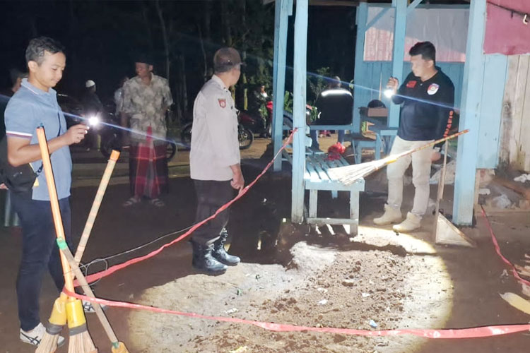 Olah Tempat Kejadian Perkara (TKP) kejadian penganiayaan yang mengakibatkan kematian seorang lansia di area makam Mbah Kandang, Kecamatan Dampit, Kabupaten Malang, Minggu (29/4/2024) malam. (FOTO: Humas Polres)