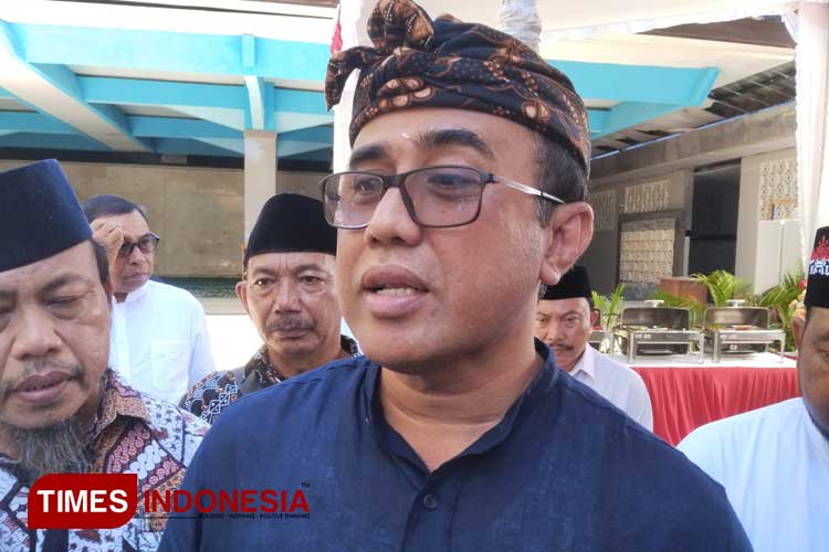 Wali Kota Denpasar saat melayani sejumlah pertanyaan awak media usai hadiri acara halal bihalal di Masjid Al Ihsaan Sanur. (Foto: Susi/TIMES Indonesia)